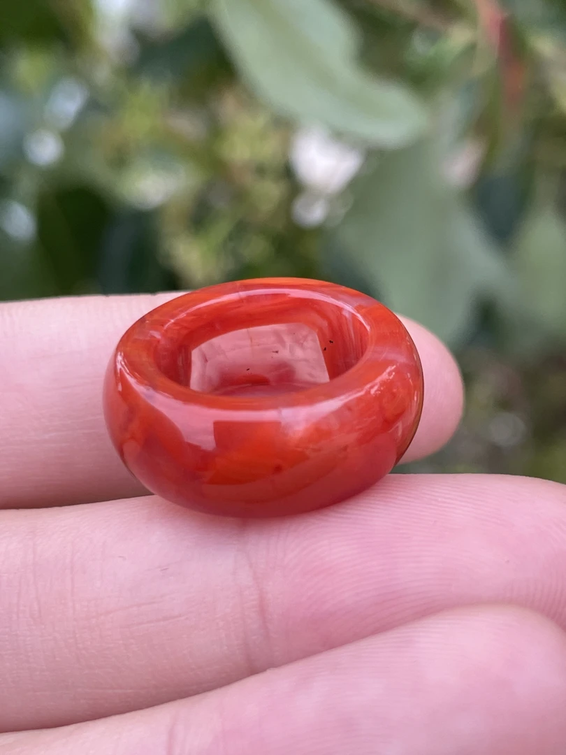 精品南红玛瑙配饰跑环，颜色红润，内径14mm，整体尺寸22x8mm