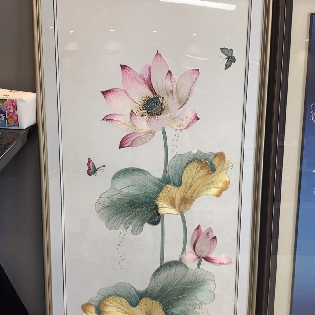 竖款珠绣荷花，金色实木边框