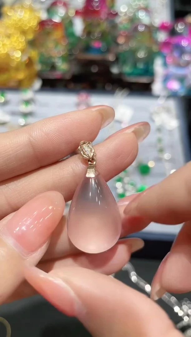 18K金镶嵌天然芙蓉石吊坠
