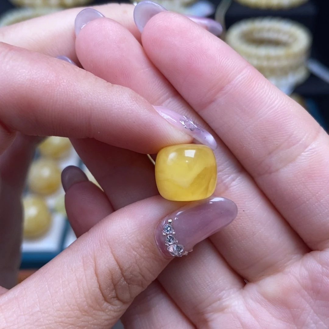 天***路蜜蜡未镶嵌珠宝奇石