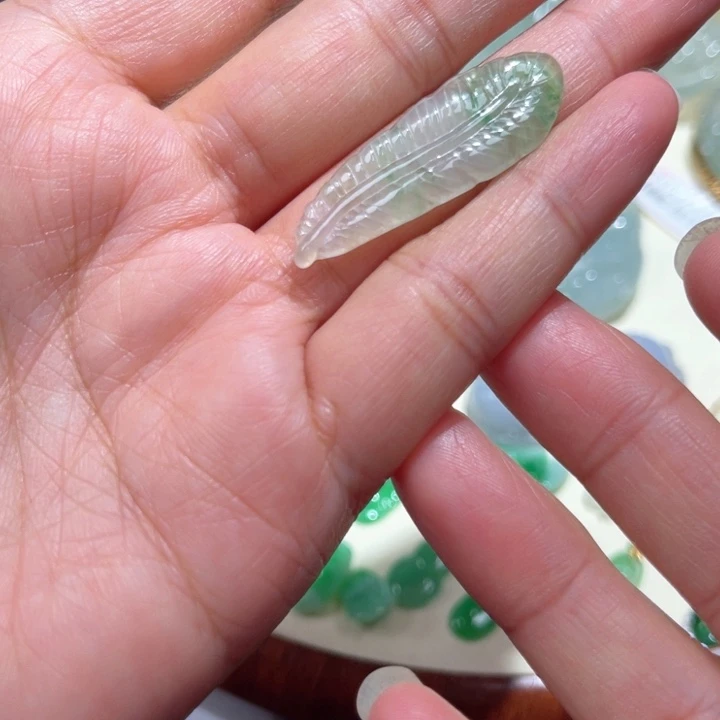 翡翠未镶嵌吊坠(赠链)