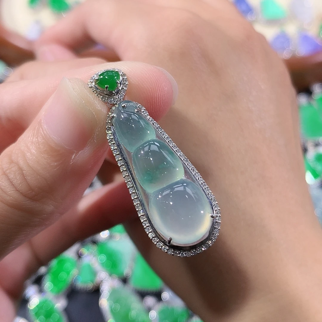 翡翠18K金镶嵌颈饰