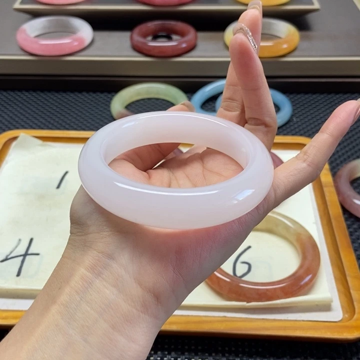 未镶嵌手镯石英岩玉