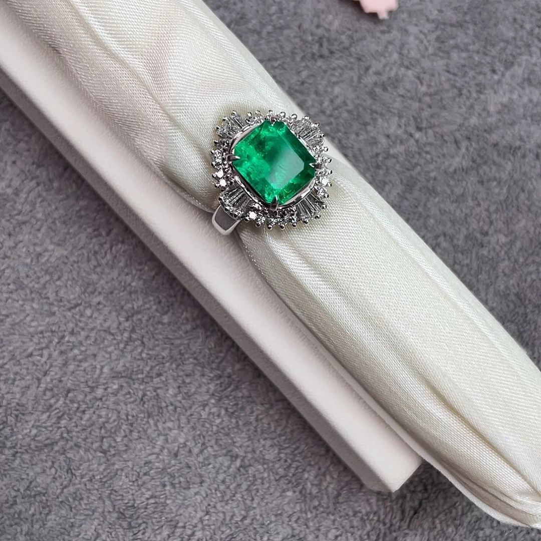 祖母绿戒指铂Pt850镶嵌大**好一枚