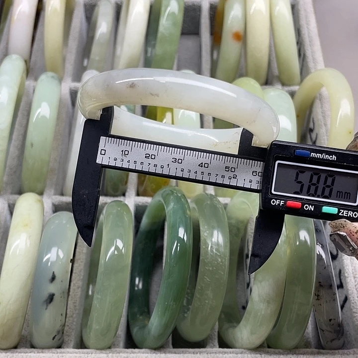 蛇纹石玉未镶嵌手镯254