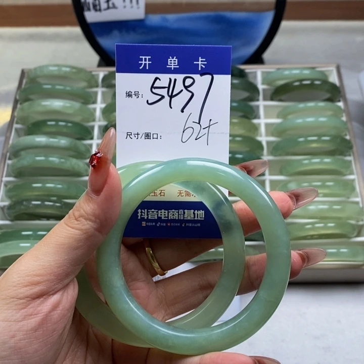 蛇纹石玉手镯未镶嵌雪***?