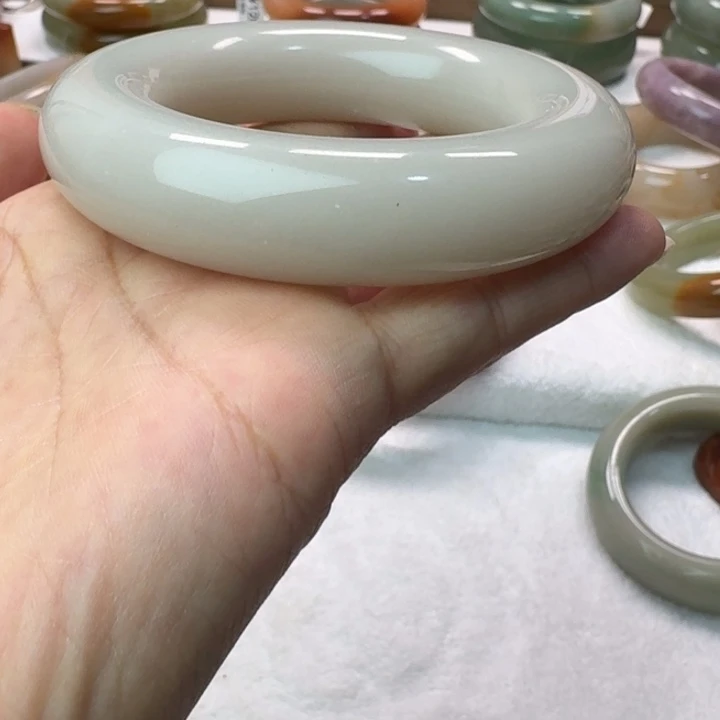 石英岩玉未镶嵌手镯