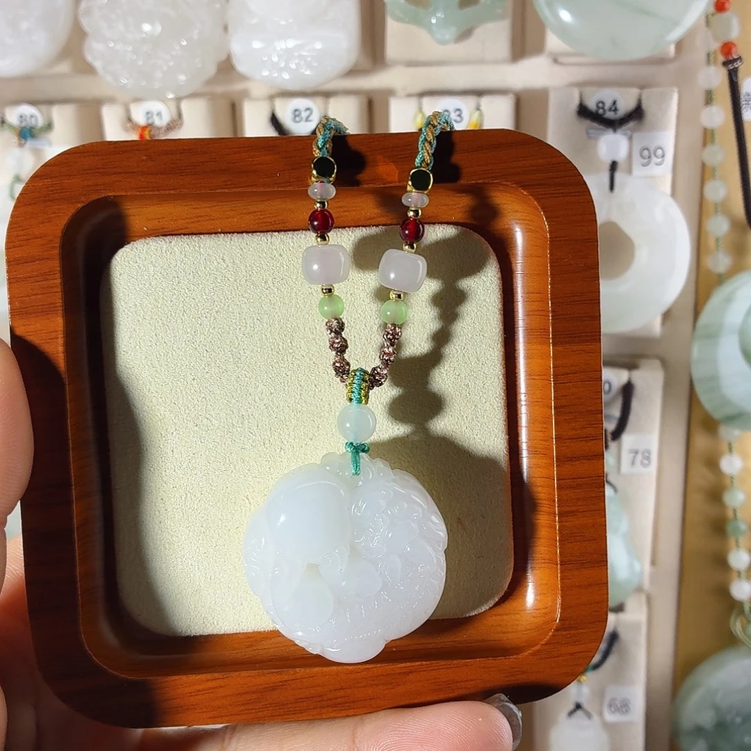 ᥫ***浅颈饰未镶嵌石英质玉（金丝玉）