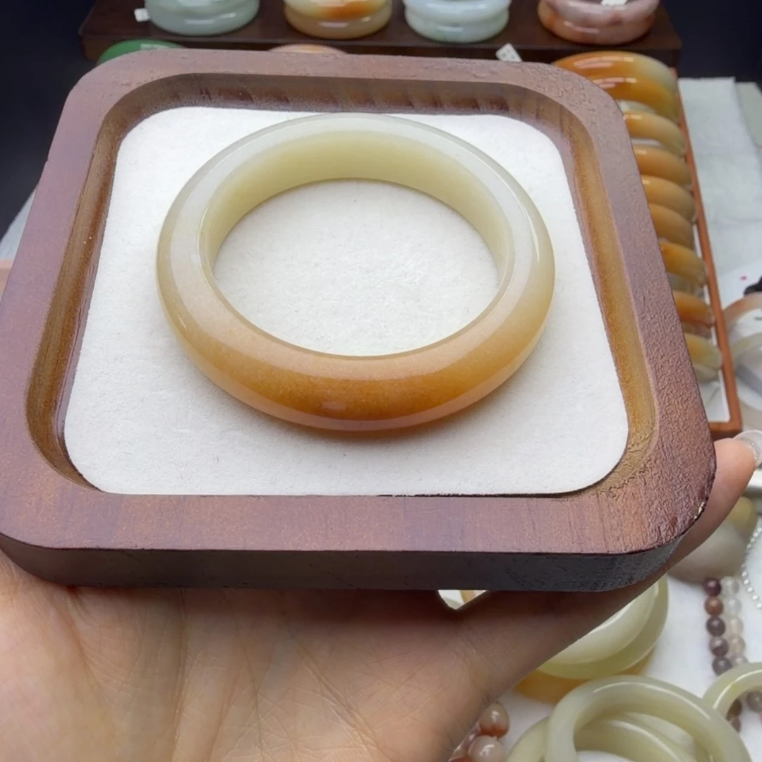 呆****石英质玉（佘太翠）未镶嵌手镯