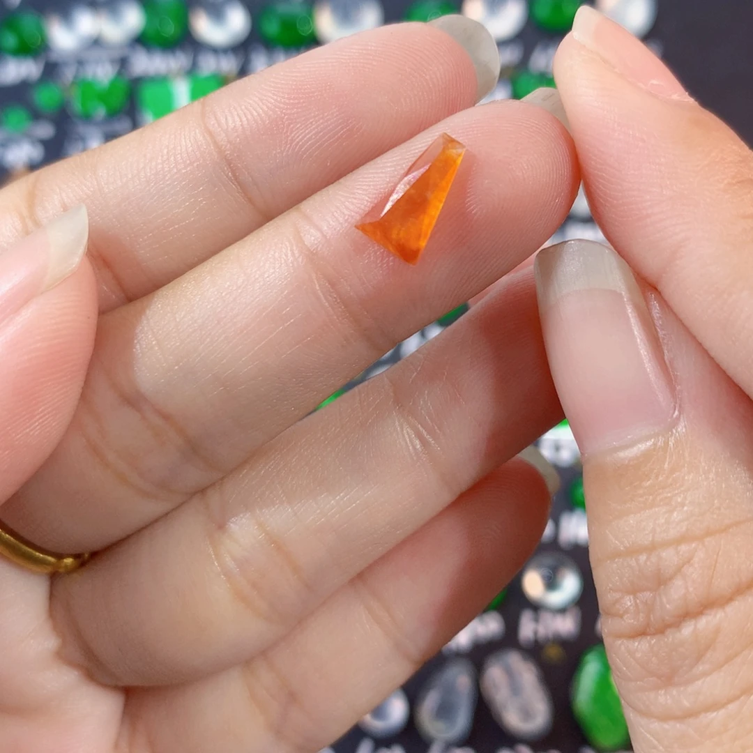 翡翠未镶嵌颈饰红切割