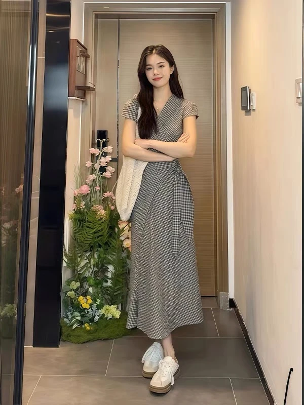 韩系设计感交叉绑带短袖连衣裙女春夏季新款复古格子收腰气质长裙