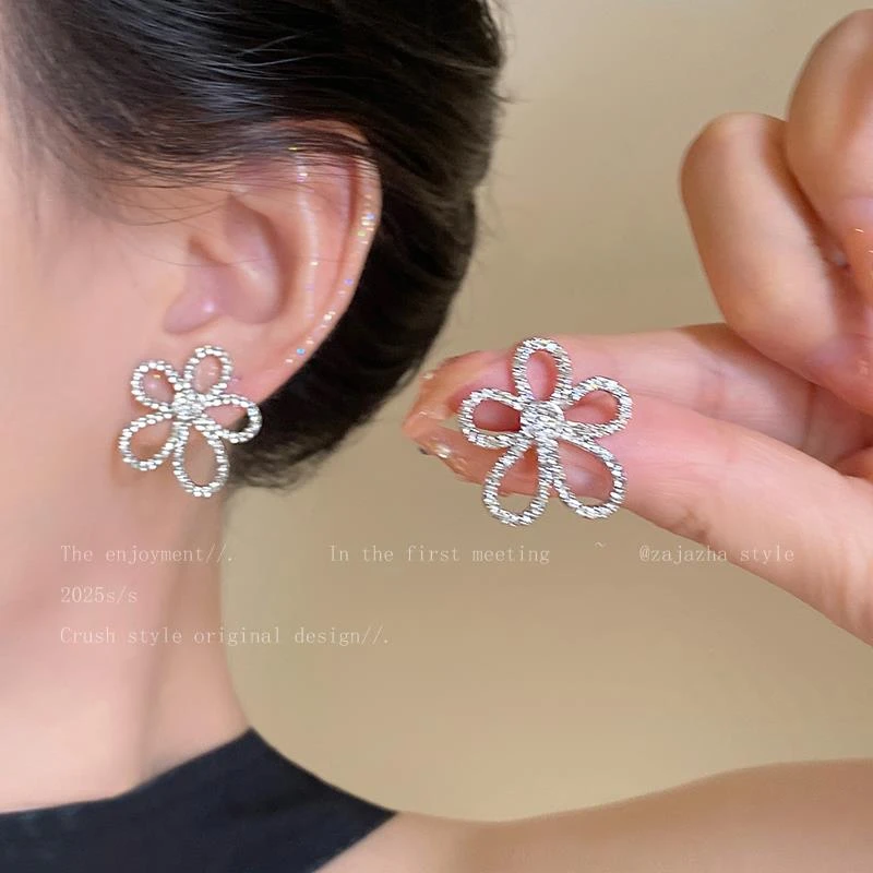 足银羽毛耳饰 巴黎「设计师」｜明星同款｜璀璨如星~银色镂空花花