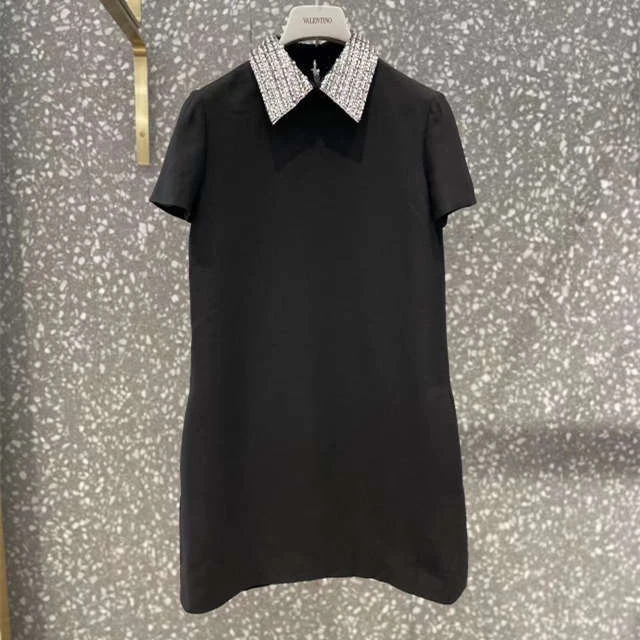 黑色领口珠片短袖连衣裙