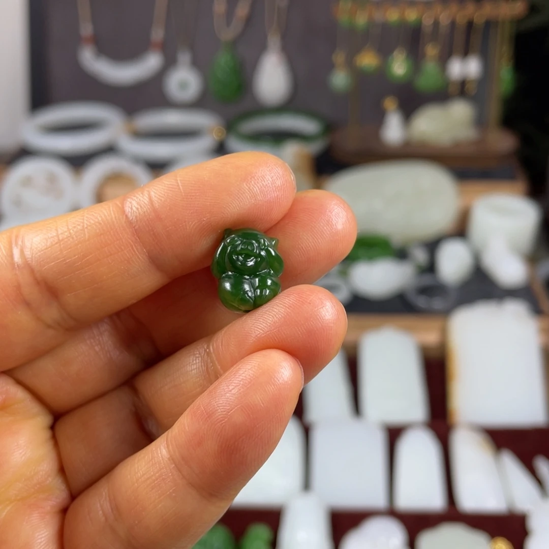 杏***氏和田玉未镶嵌颈饰