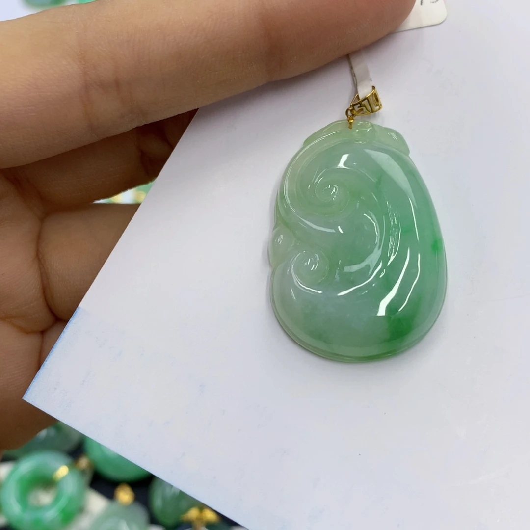 翡翠18K金镶嵌颈饰翡翠
