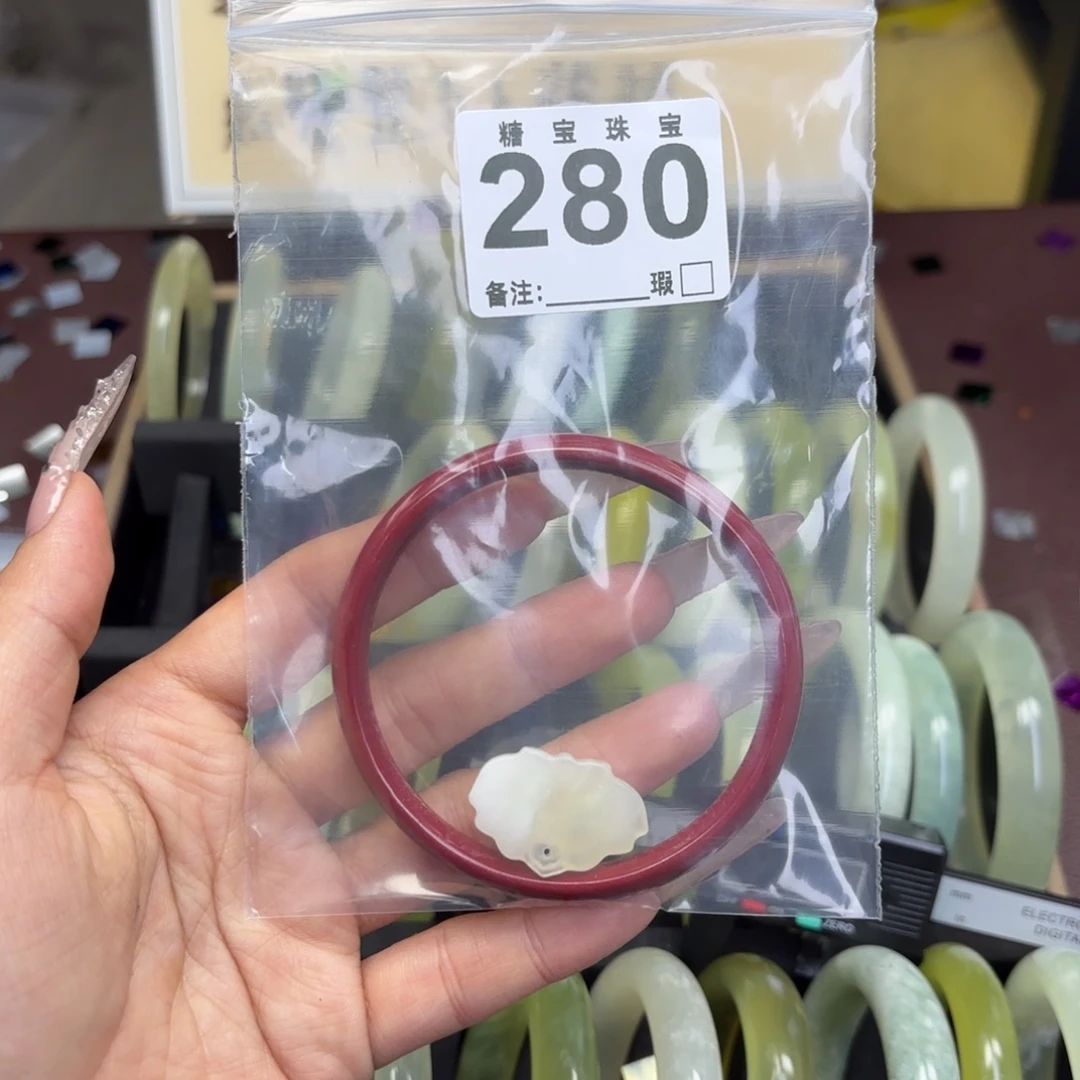 给***下蛇纹石玉未镶嵌手镯