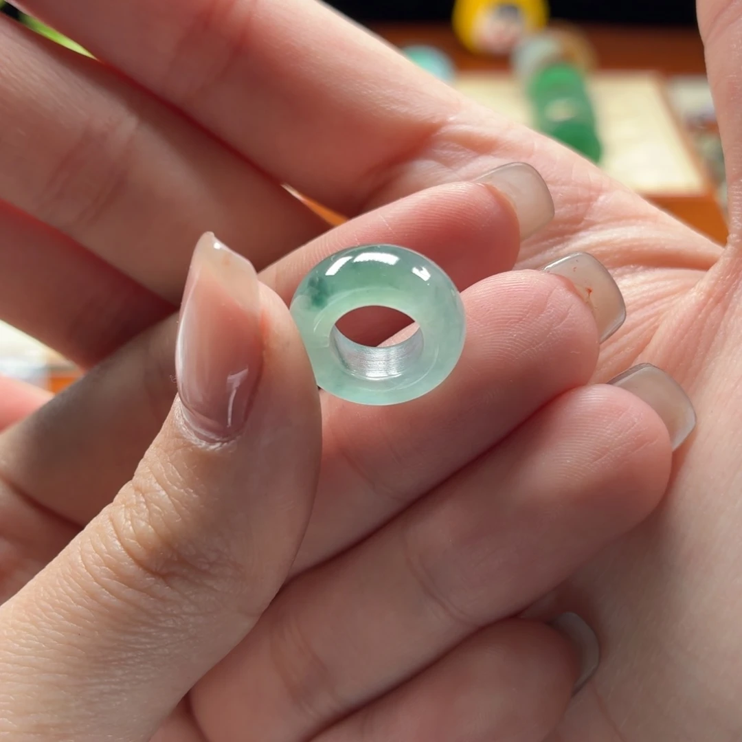 颈饰未镶嵌翡翠冰飘花 内孔卡8mm 有点小冰丝