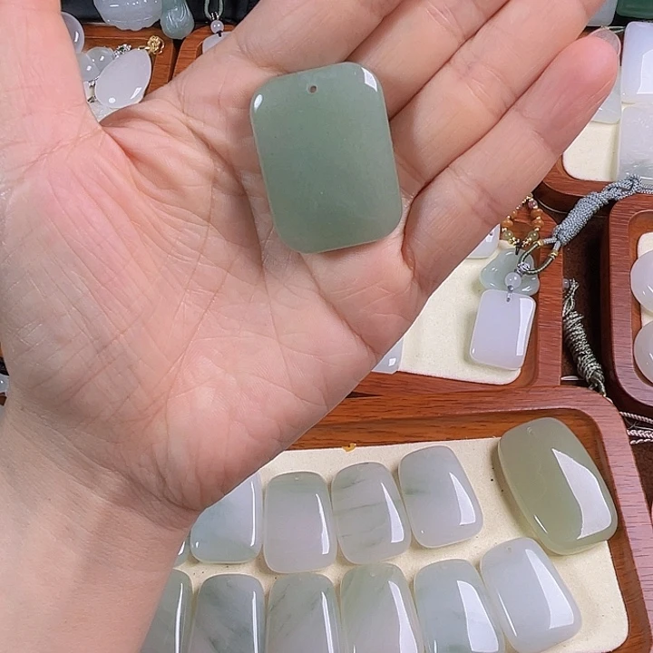 颈饰未镶嵌石英质玉