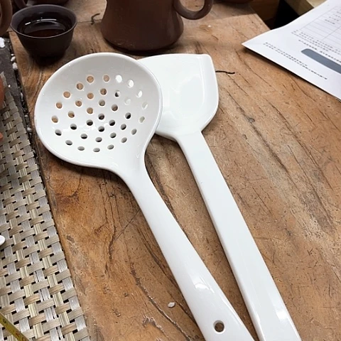 微瑕，漏勺27.5炒勺30各一个