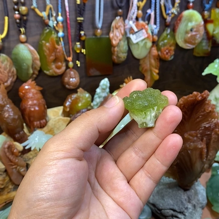 蛇纹石玉未镶嵌颈饰