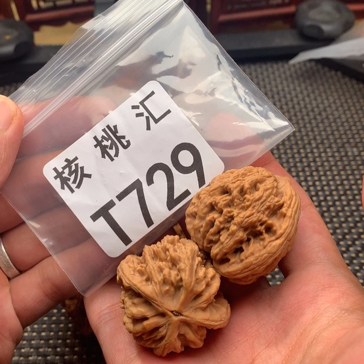 文玩核桃吊坠虎头