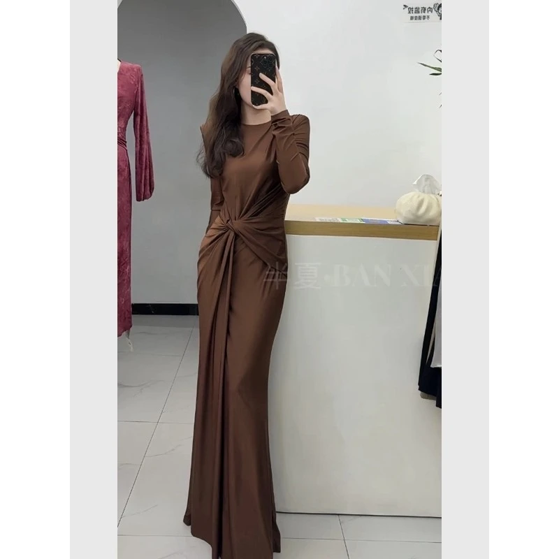 大方得体的裙子女2025秋法式轻奢高级感巨好看掐腰咖色扭结连衣裙