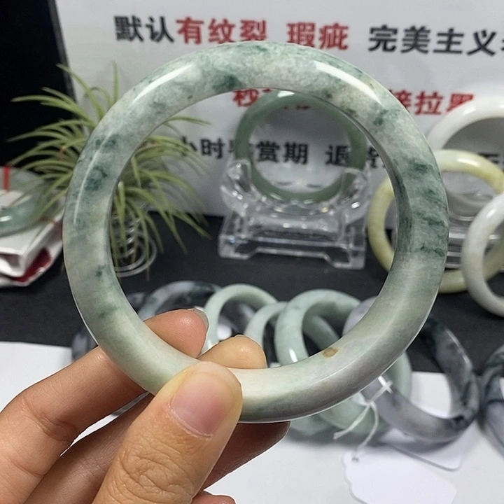 未镶嵌手镯翡翠19号。 63圈