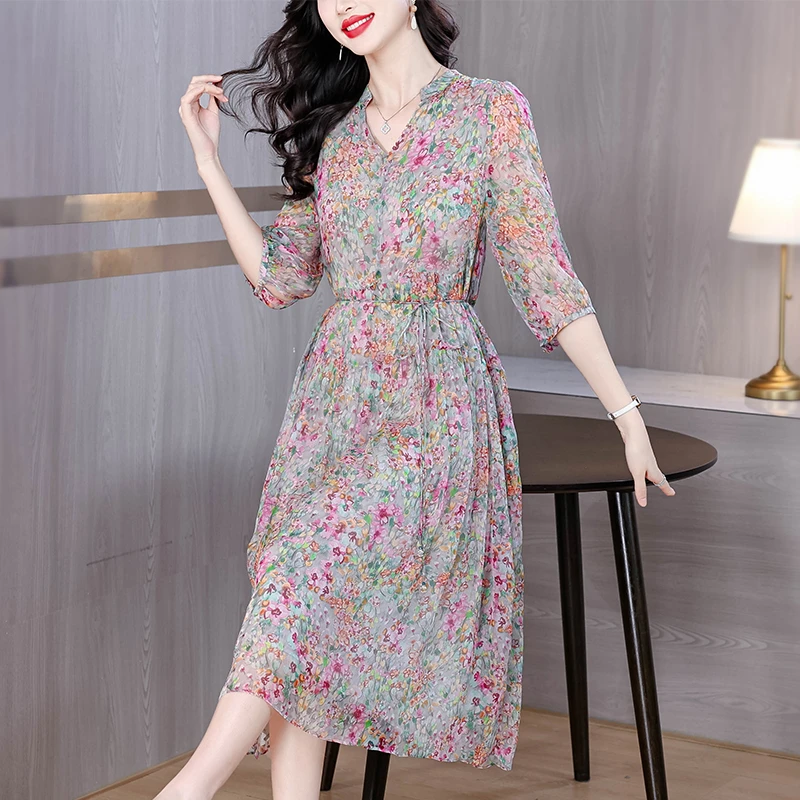 别致独特气质真丝V领连衣裙女2025夏新款宽松显瘦中长款度假A字裙