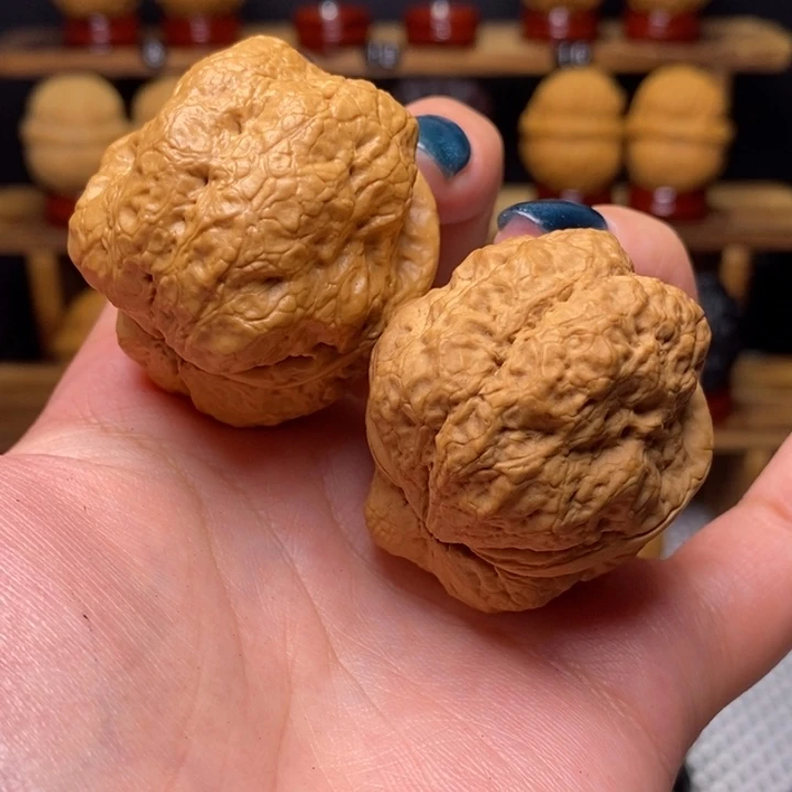 文玩核桃吊坠方尊