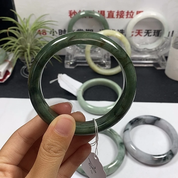未镶嵌手镯翡翠34号。 58.6圈