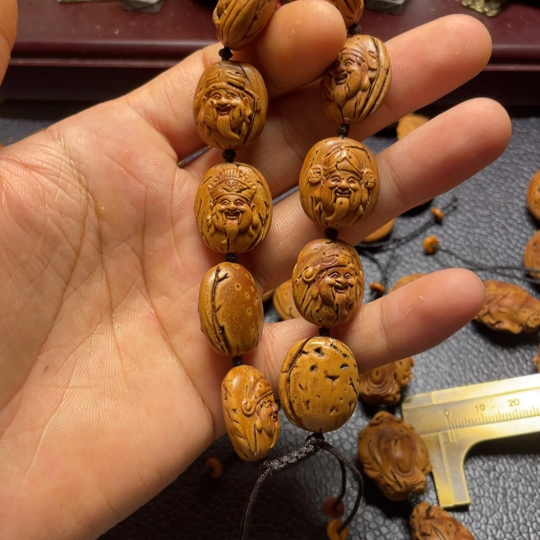 大桃核雕刻瑕疵财神头