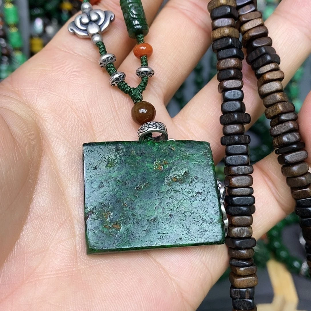 颈饰未镶嵌翡翠漂亮美眉