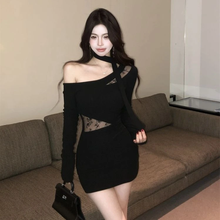 纯欲风斜领露肩长袖连衣裙女冬季蕾丝拼接收腰短裙显身材包臀裙子
