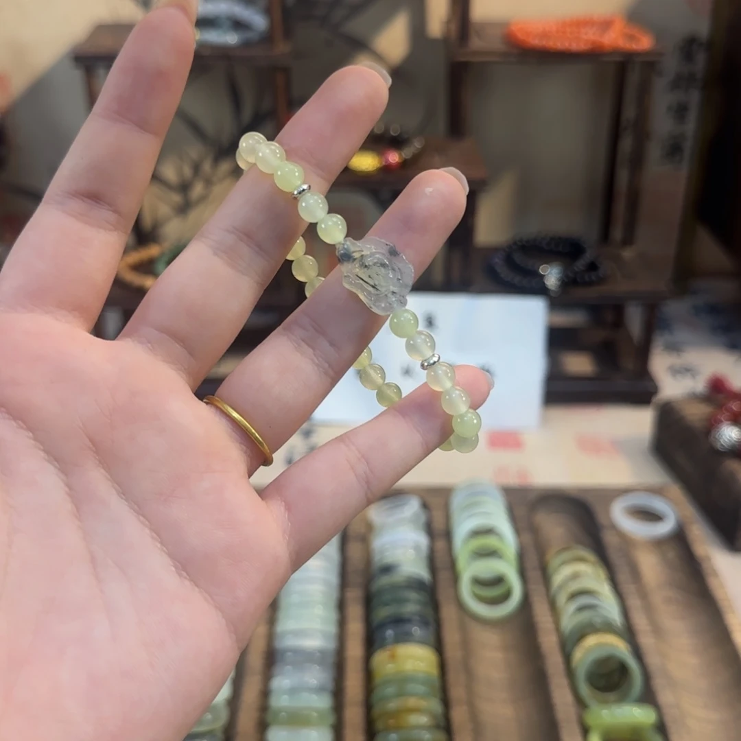 蛇纹石玉颈饰合金