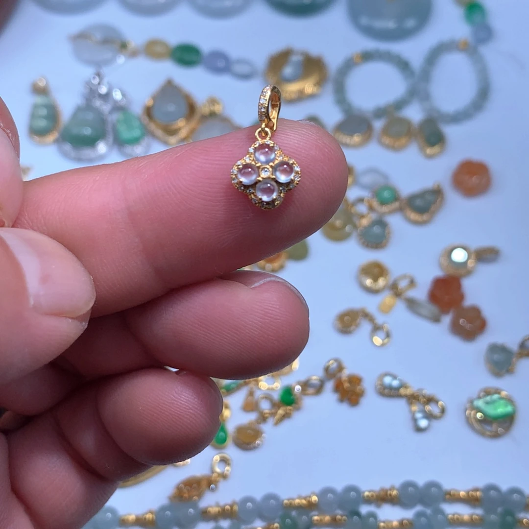 翡翠18K金镶嵌颈饰蛋面