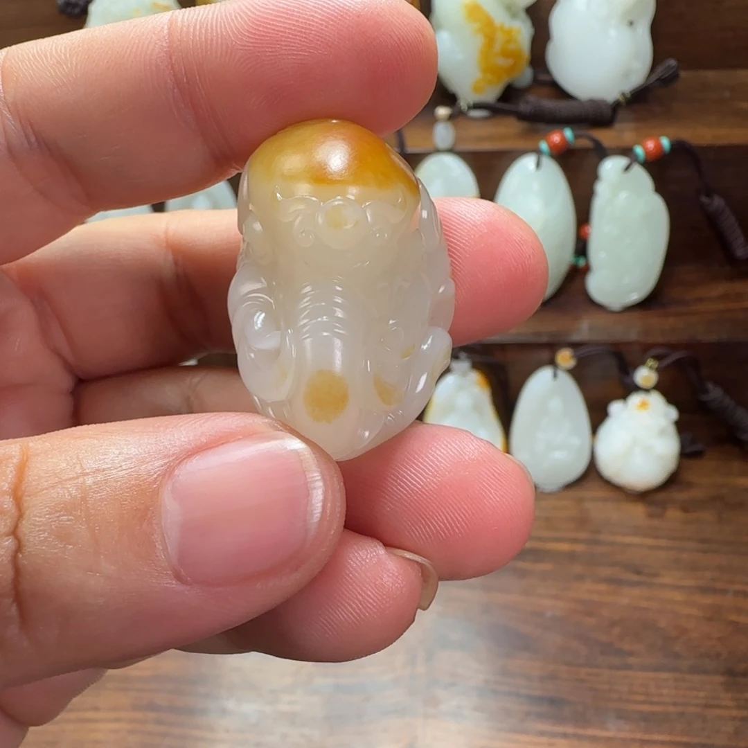 手***4和田玉未镶嵌车挂