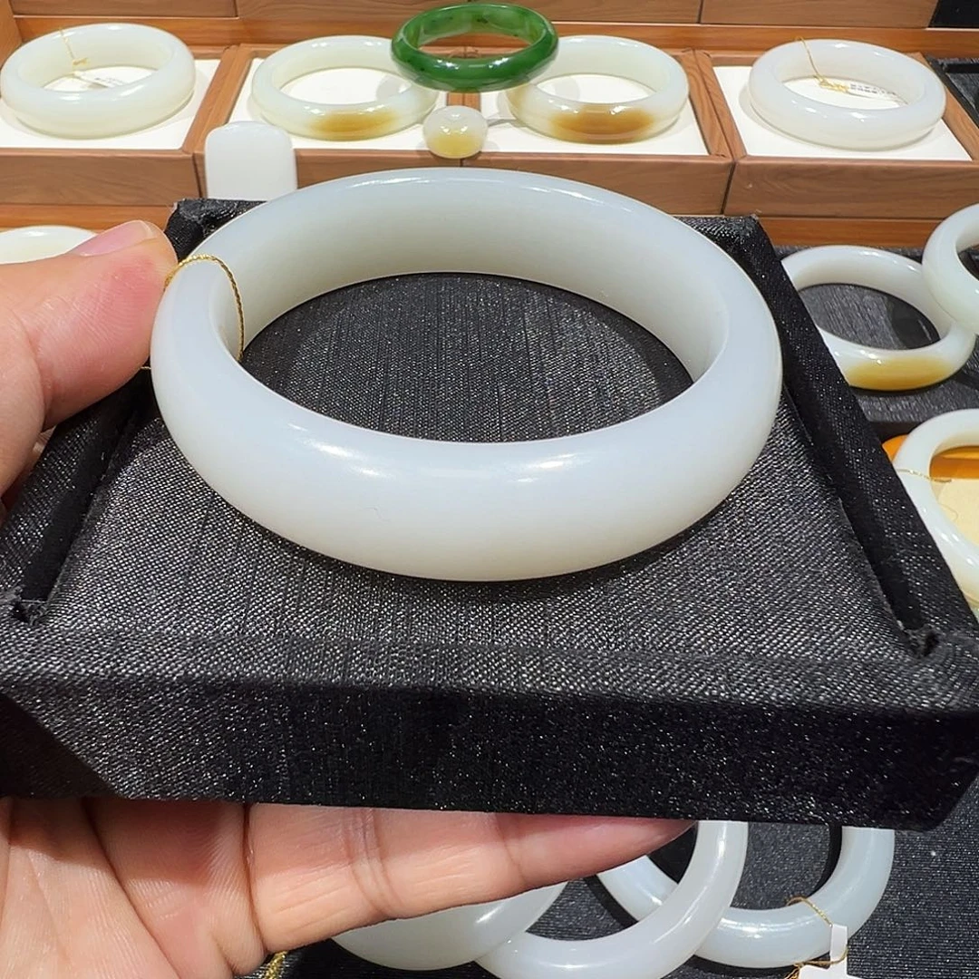 和田玉未镶嵌手镯