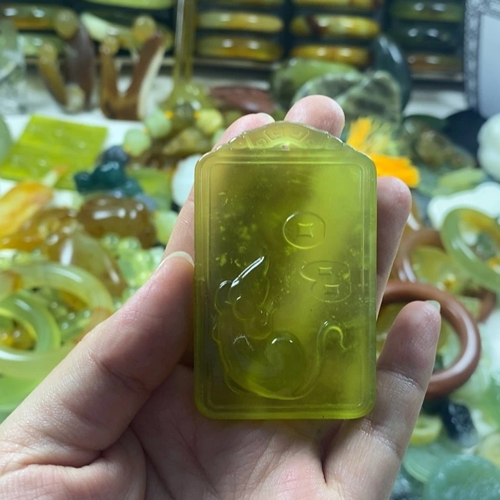 蛇纹石玉未镶嵌颈饰