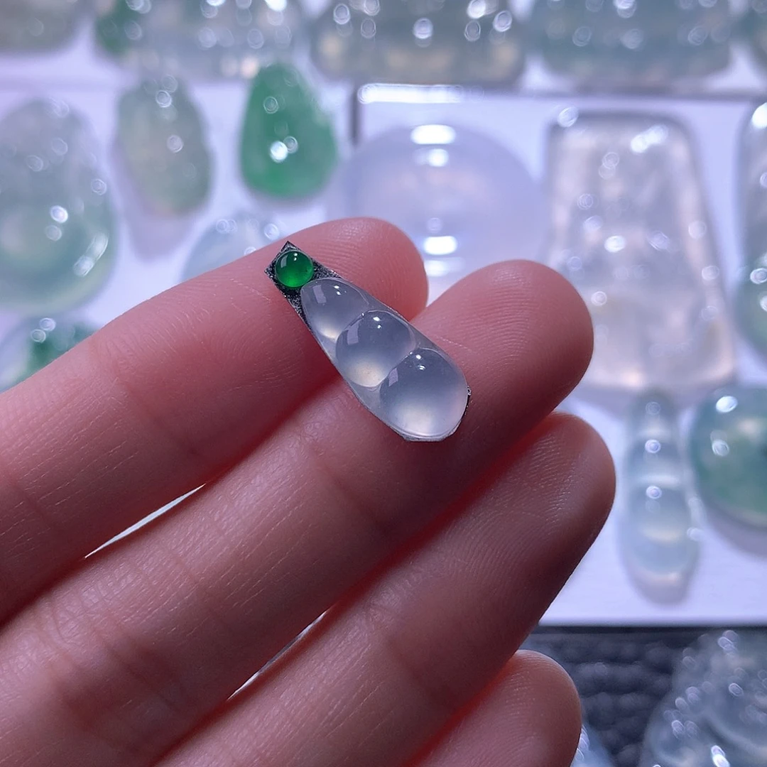 翡翠未镶嵌颈饰豆