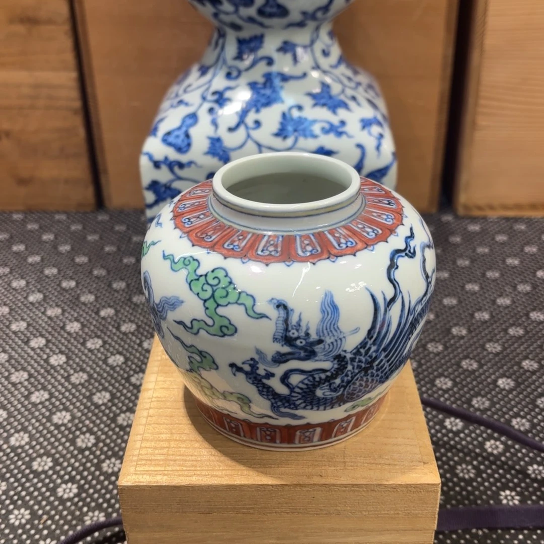 杯斗彩三抓龙纹天字罐