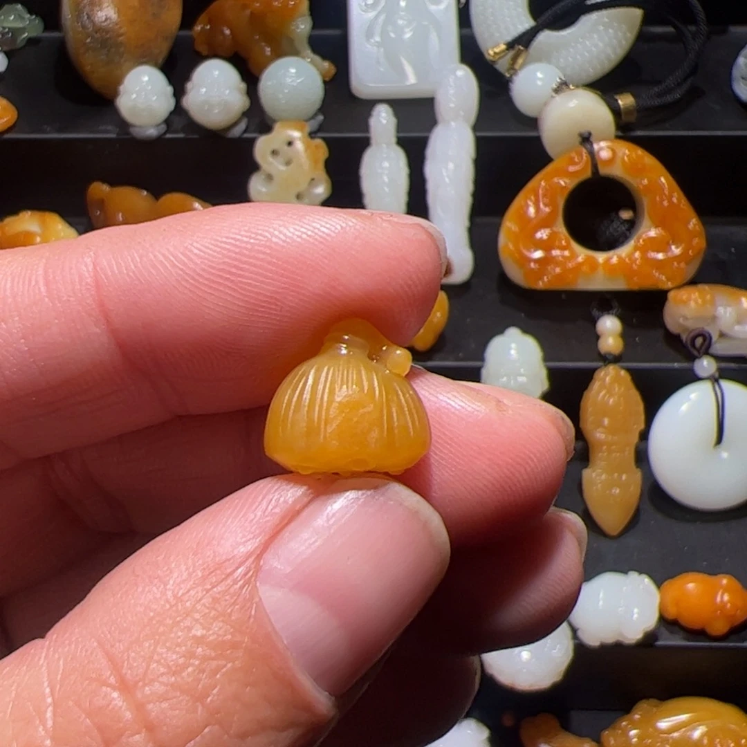 和田玉挂件未镶嵌小*?