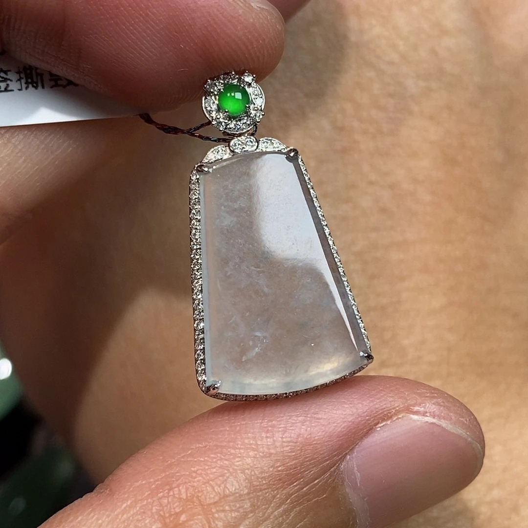 翡翠颈饰18K金镶嵌无事牌