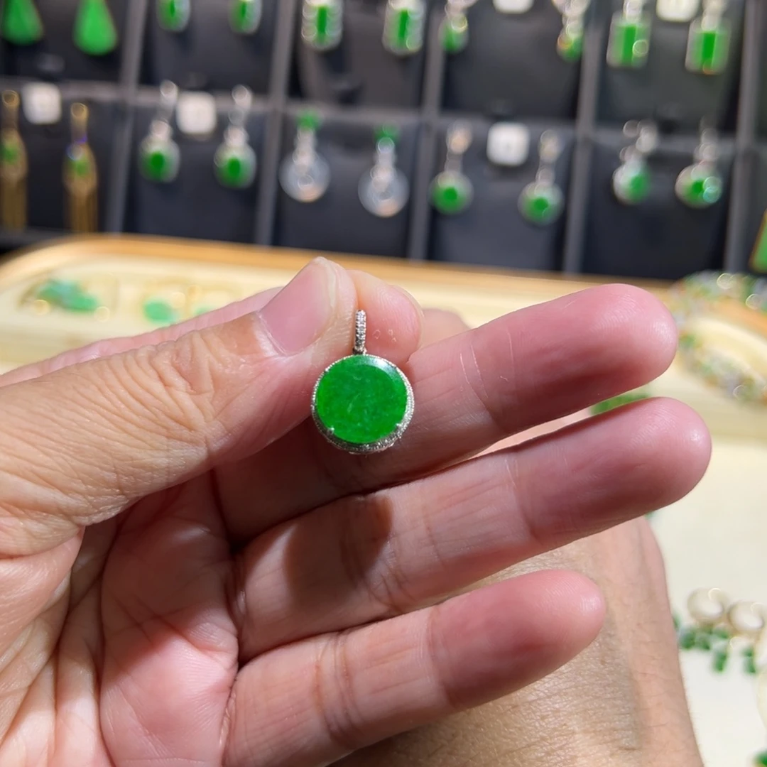 18K金镶嵌翡翠耳饰吊坠