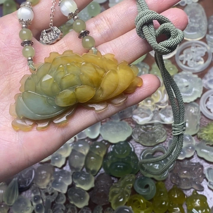 蛇纹石玉未镶嵌颈饰