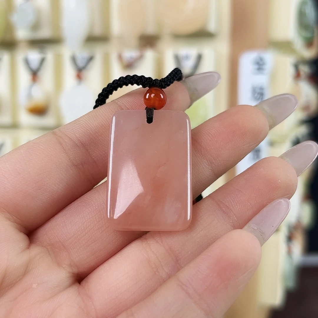 卓***玛石英质玉未镶嵌颈饰