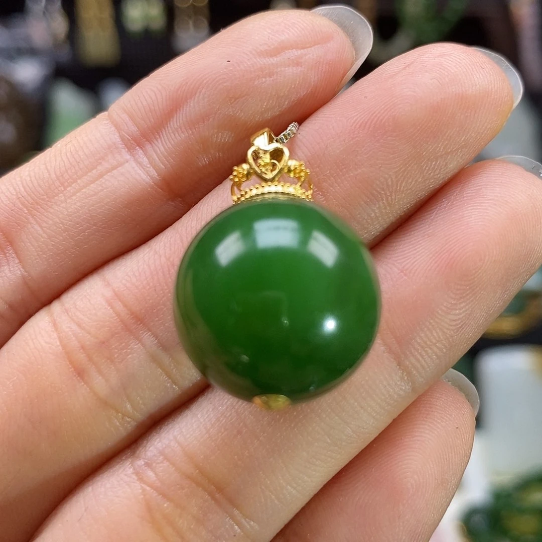 和田玉18K金镶嵌颈饰辣绿18