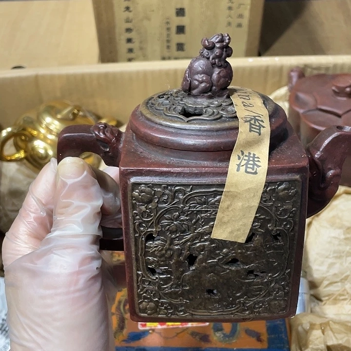 紫砂茶壶原矿泥料，纯手工制作的一把紫砂壶。