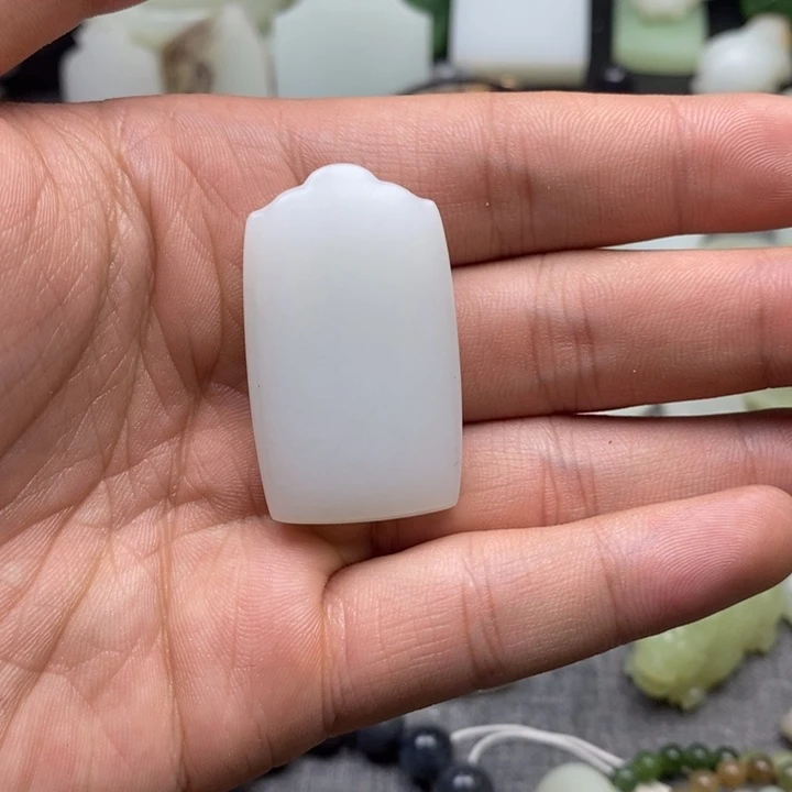 破***夕和田玉未镶嵌颈饰牌子