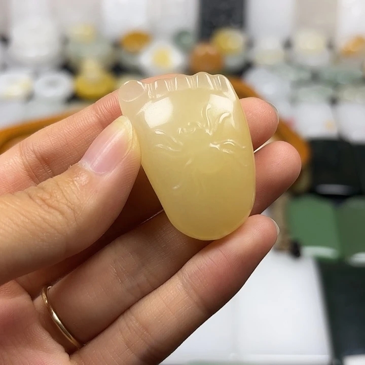 袁***。颈饰未镶嵌石英质玉
