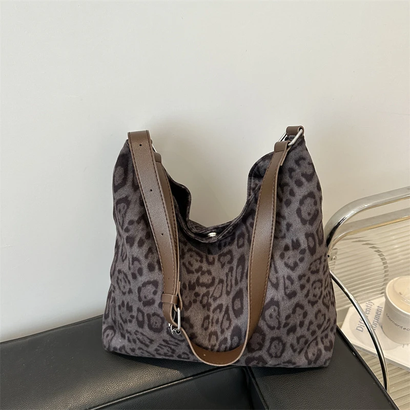 超火豹纹腋下包时尚大容量托特包包女式2024年秋季新款时尚单肩包